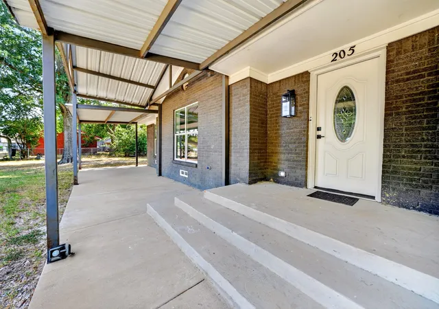 Photo 4 of Single family home for sale at 205 N 1St St, Mabank, TX 75147 | MLS# 21350468 | Listing updated on 2026-09-22
