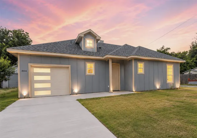 Photo 1 of Single family home for sale at 804 S 4th St, Bonham, TX 75418 | MLS# 21357932 | Listing updated on 2026-10-05