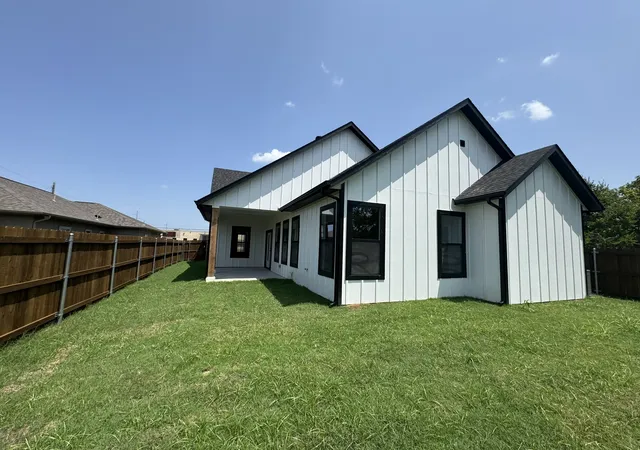 Photo 2 of Single family home for sale at 4911 Lee St, Greenville, TX 75401 | MLS# 21357654 | Listing updated on 2026-09-23