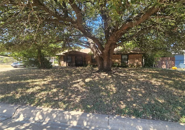 Photo 2 of Sale Pending at 1313 E Robert St, Fort Worth, TX 76104 | MLS# 21358180 | Listing updated on 2026-08-24