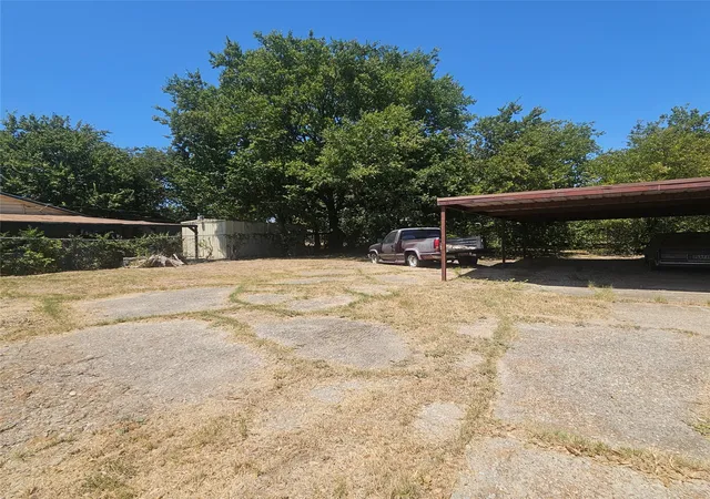Photo 3 of Sale Pending at 1313 E Robert St, Fort Worth, TX 76104 | MLS# 21358180 | Listing updated on 2026-08-24