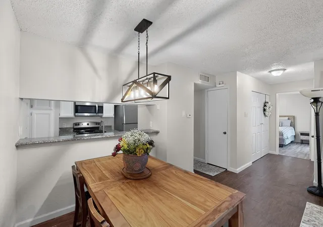 Listing Photo 4 - Condo for sale in building located at 9611 Walnut St, Dallas, TX 75243 - Unit #1105