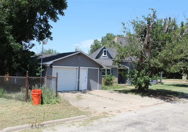 Photo 3 of Single family home for sale at 461 S 9th Ave, Munday, TX 76371 | MLS# 21357082 | Listing updated on 2026-10-05