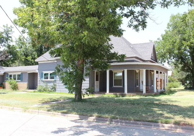 Photo 4 of Single family home for sale at 461 S 9Th Ave, Munday, TX 76371 | MLS# 21357082 | Listing updated on 2026-10-05