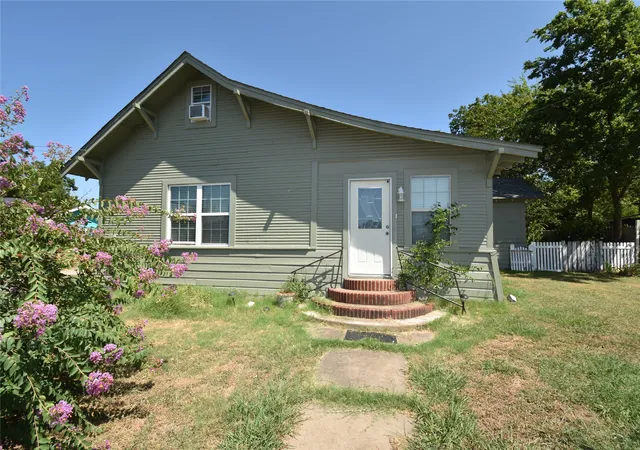 Photo 1 of Single family home for sale at 215 E 11th St, Bonham, TX 75418 | MLS# 21358255 | Listing updated on 2026-09-25