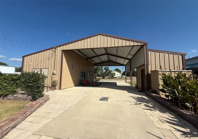 Photo 2 of Single family home for sale at 139 Yellowstone Dr, Whitney, TX 76692 | MLS# 21355057 | Listing updated on 2026-08-16