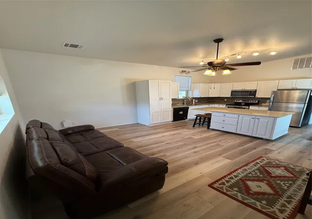 Photo 4 of Single family home for sale at 139 Yellowstone Dr, Whitney, TX 76692 | MLS# 21355057 | Listing updated on 2026-08-16