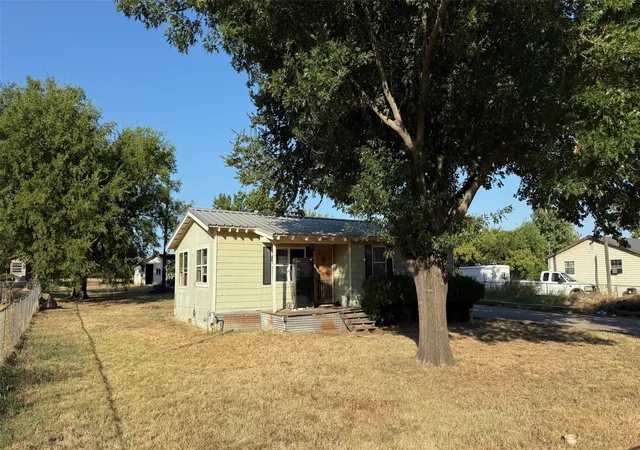 Photo 2 of Single family home for sale at 3010 W Hwy 114, Paradise, TX 76073 | MLS# 21358487 | Listing updated on 2026-10-07