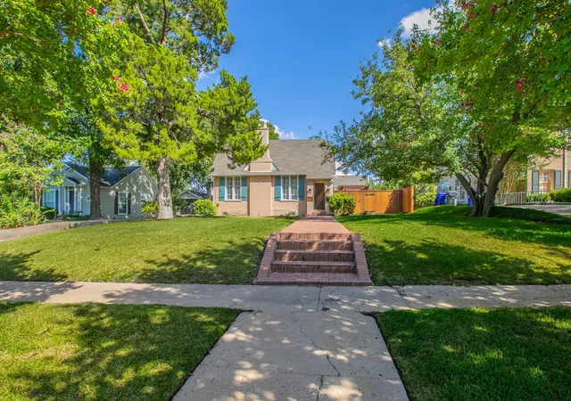 Photo 3 of Single family home for sale at 2512 Austin Ave, Waco, TX 76710 | MLS# 21358027 | Listing updated on 2026-10-02