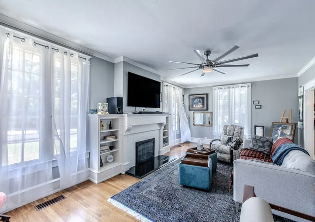 Photo 3 of Single family home for sale at 2512 Austin Ave, Waco, TX 76710 | MLS# 21358027 | Listing updated on 2026-10-02