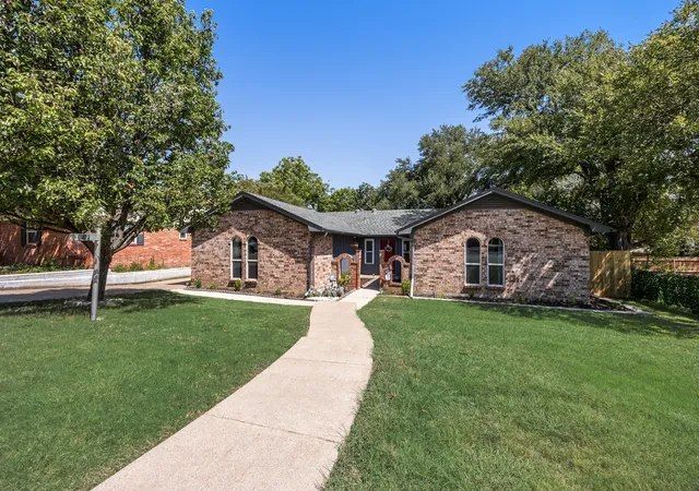 Photo 2 of Single family home for sale at 4825 Barnett St, Fort Worth, TX 76103 | MLS# 21358559 | Listing updated on 2026-10-02