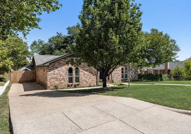 Photo 3 of Single family home for sale at 4825 Barnett St, Fort Worth, TX 76103 | MLS# 21358559 | Listing updated on 2026-10-02
