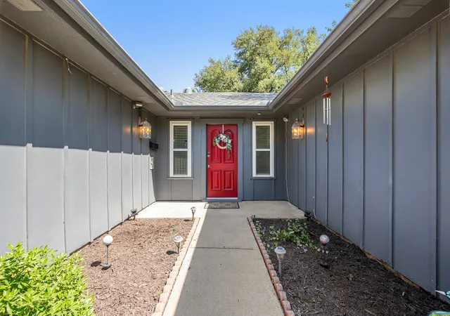 Photo 4 of Single family home for sale at 4825 Barnett St, Fort Worth, TX 76103 | MLS# 21358559 | Listing updated on 2026-10-02