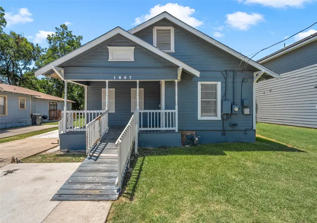 Photo 1 of Sale Pending at 1807 S 19th St, Waco, TX 76706 | MLS# 21357049 | Listing updated on 2026-09-19