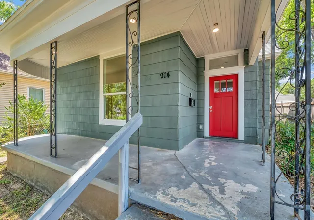 Photo 2 of Single family home for sale at 914 N 10th St, Waco, TX 76707 | MLS# 21357307 | Listing updated on 2026-09-03