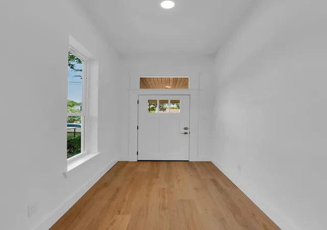 Photo 3 of Single family home for sale at 914 N 10th St, Waco, TX 76707 | MLS# 21357307 | Listing updated on 2026-09-03