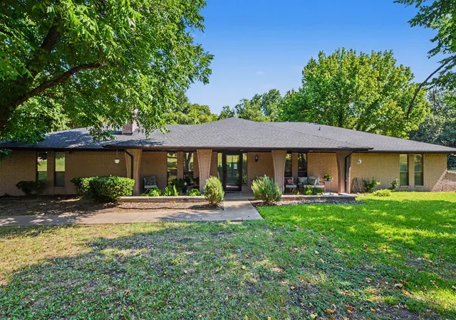 Photo 1 of Single family home for sale at 175 E Pleasant Run Rd, Cedar Hill, TX 75104 | MLS# 21346878 | Listing updated on 2026-08-28