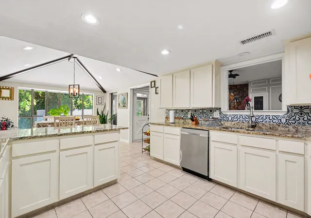 Photo 4 of Single family home for sale at 175 E Pleasant Run Rd, Cedar Hill, TX 75104 | MLS# 21346878 | Listing updated on 2026-10-01
