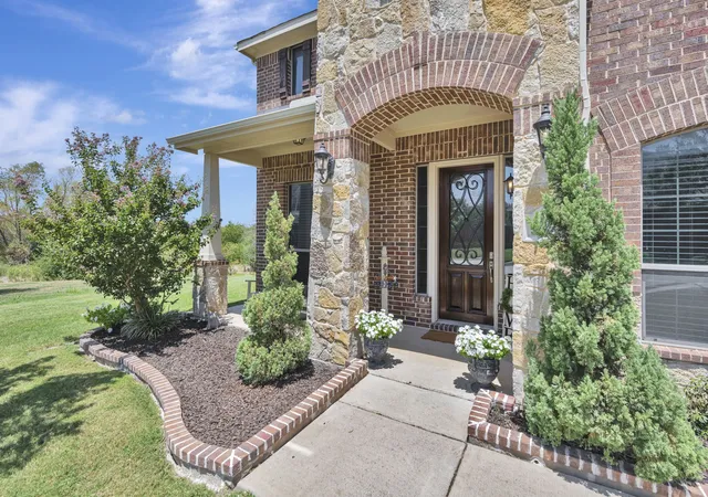 Photo 3 of Single family home for sale at 1133 Bentley Dr, Roanoke, TX 76262 | MLS# 21357934 | Listing updated on 2026-08-31