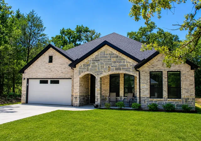 Photo 2 of Single family home for sale at 207 Driftwood Dr, Trinidad, TX 75163 | MLS# 21358656 | Listing updated on 2026-10-01