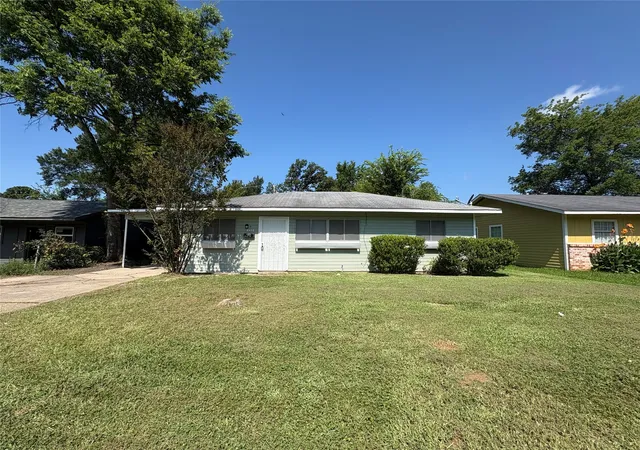 Photo 2 of Single family home for sale at 8408 David Dr, Shreveport, LA 71106 | MLS# 21353743 | Listing updated on 2026-08-13