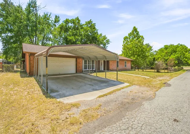 Photo 3 of Single family home for sale at 140 E Plum Ave, De Leon, TX 76444 | MLS# 21331401 | Listing updated on 2026-09-01