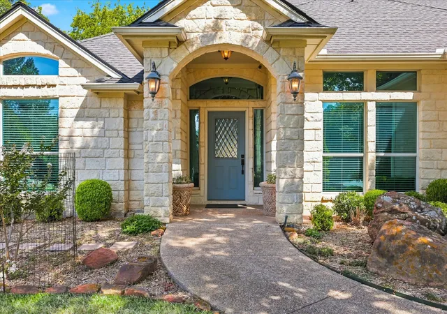 Photo 2 of Sale Pending at 144 Saddle Brook Dr, Hudson Oaks, TX 76087 | MLS# 21356858 | Listing updated on 2026-10-06