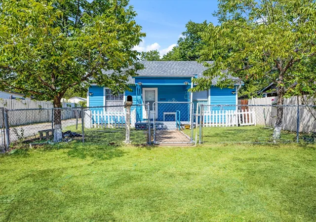 Photo 2 of Single family home for sale at 2618 Nw 23rd St, Fort Worth, TX 76106 | MLS# 21353756 | Listing updated on 2026-08-13