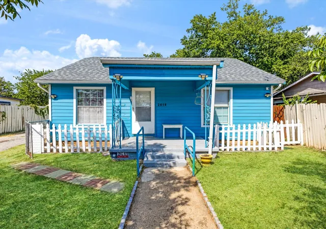 Photo 3 of Single family home for sale at 2618 Nw 23rd St, Fort Worth, TX 76106 | MLS# 21353756 | Listing updated on 2026-08-13
