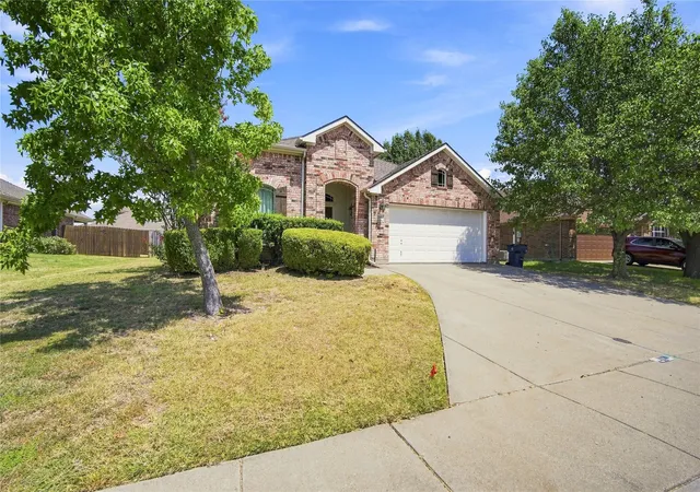 Photo 2 of Single family home for sale at 106 Fallen Rock Dr, Waxahachie, TX 75165 | MLS# 21352852 | Listing updated on 2026-08-13