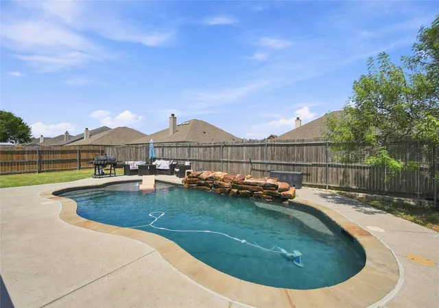 Photo 3 of Single family home for sale at 106 Fallen Rock Dr, Waxahachie, TX 75165 | MLS# 21352852 | Listing updated on 2026-10-30