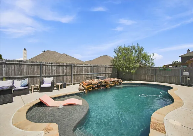 Photo 4 of Single family home for sale at 106 Fallen Rock Dr, Waxahachie, TX 75165 | MLS# 21352852 | Listing updated on 2026-10-30