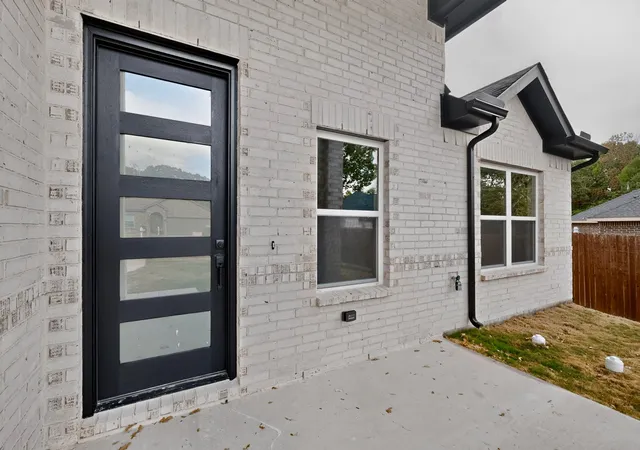 Photo 4 of Sale Pending at 1011 Armstrong Rd, Seagoville, TX 75159 | MLS# 21358794 | Listing updated on 2026-10-05