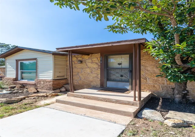 Photo 2 of Single family home for sale at 2610 S 25th St, Abilene, TX 79605 | MLS# 21356758 | Listing updated on 2026-08-14