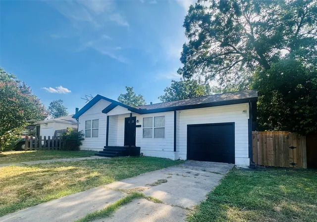 Photo 1 of Sale Pending at 4404 Harwen Ter, Fort Worth, TX 76133 | MLS# 21358868 | Listing updated on 2026-09-03