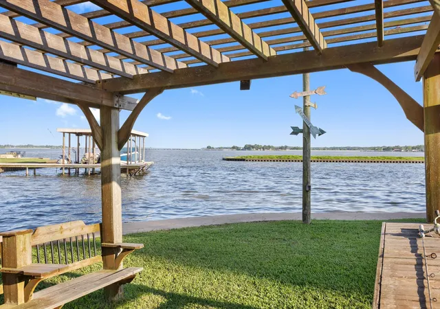Photo 1 of Single family home for sale at 1035 Holiday Cir, Kemp, TX 75143 | MLS# 21358806 | Listing updated on 2026-08-13