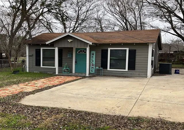 Photo 1 of Single family home for sale at 107 W 15th St, Kemp, TX 75143 | MLS# 21358945 | Listing updated on 2026-08-14