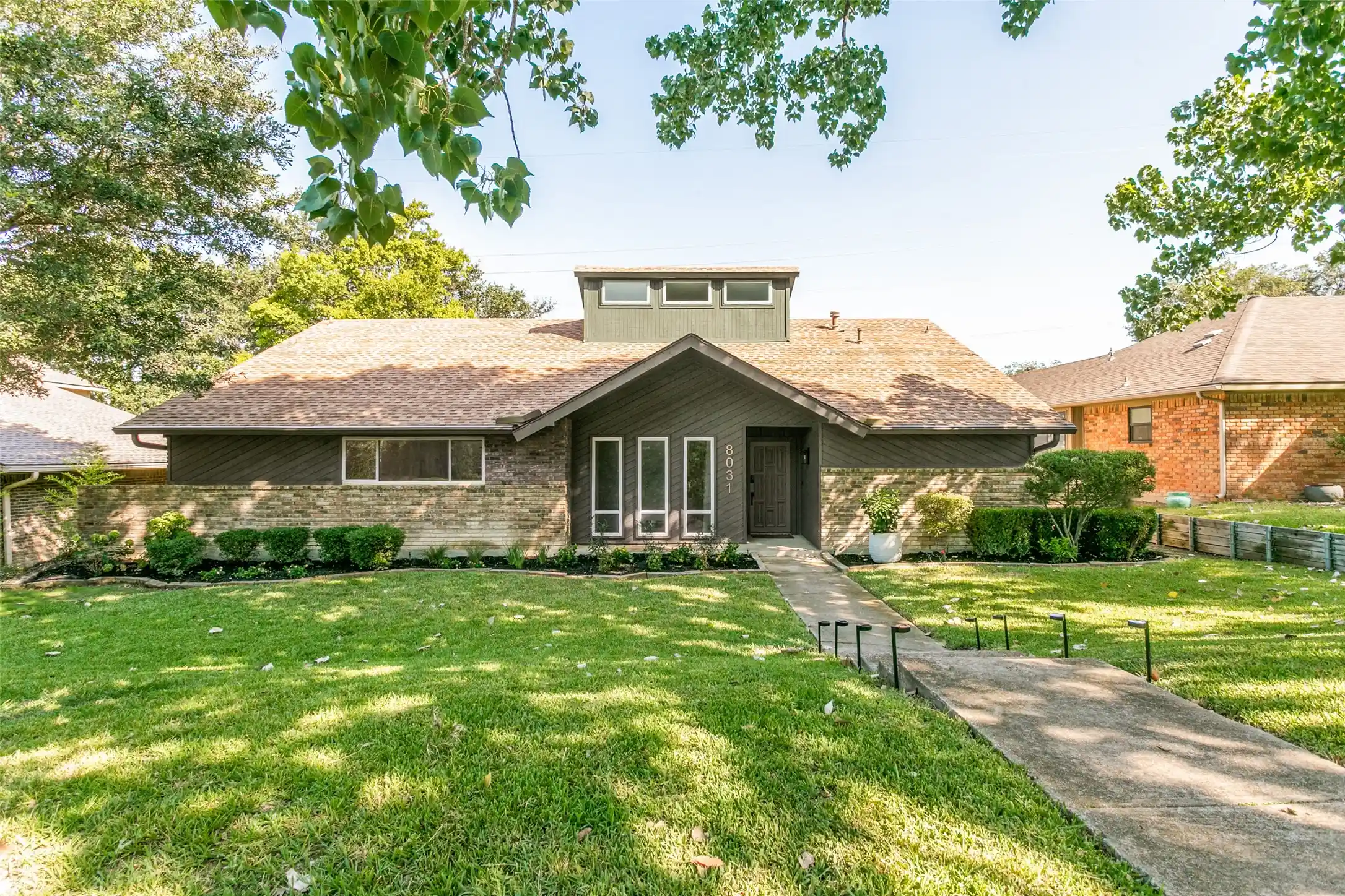 Photo 1 of Sale Pending at 8031 Moss Meadows Dr, Dallas, TX 75231 | MLS# 21358867 | Listing updated on 2026-10-29