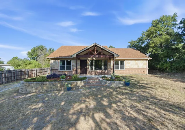 Photo 2 of Single family home for sale at 328 Silver Ln, Azle, TX 76020 | MLS# 21358116 | Listing updated on 2026-08-15