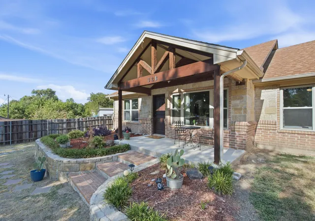 Photo 3 of Single family home for sale at 328 Silver Ln, Azle, TX 76020 | MLS# 21358116 | Listing updated on 2026-08-15