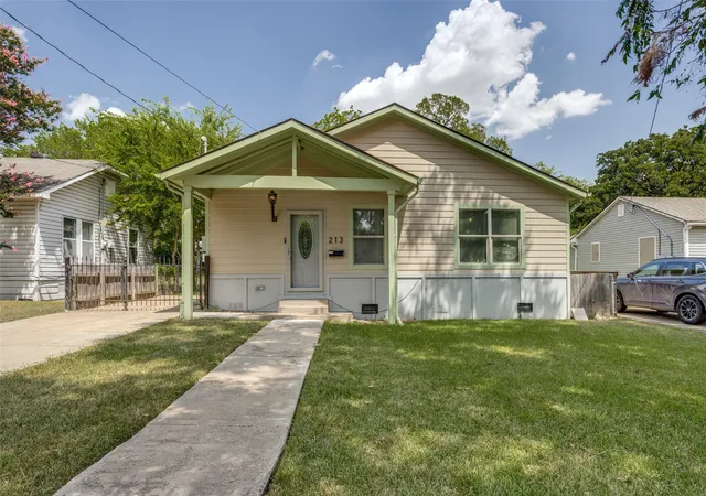 Photo 1 of Single family home for sale at 213 N Holly Ave, Sherman, TX 75092 | MLS# 21359161 | Listing updated on 2026-08-13