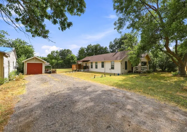 Photo 24 of Single family home for sale at 407 E Bois D Arc St, Leonard, TX 75452 | MLS# 21358463 | Listing updated on 2026-10-03