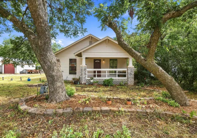 Photo 3 of Single family home for sale at 407 E Bois D Arc St, Leonard, TX 75452 | MLS# 21358463 | Listing updated on 2026-10-03