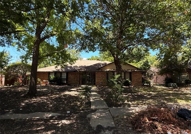 Photo 1 of Sale Pending at 913 Francis St, Lancaster, TX 75146 | MLS# 21359057 | Listing updated on 2026-08-25