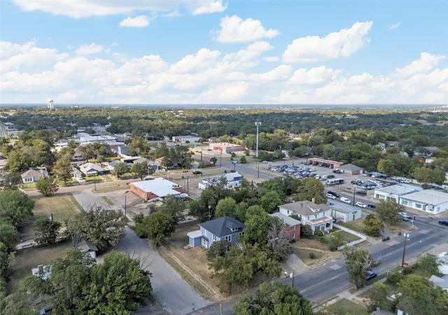 Photo 2 of Single family home for sale at 1825 Lyle Ave, Waco, TX 76708 | MLS# 21359188 | Listing updated on 2026-08-14