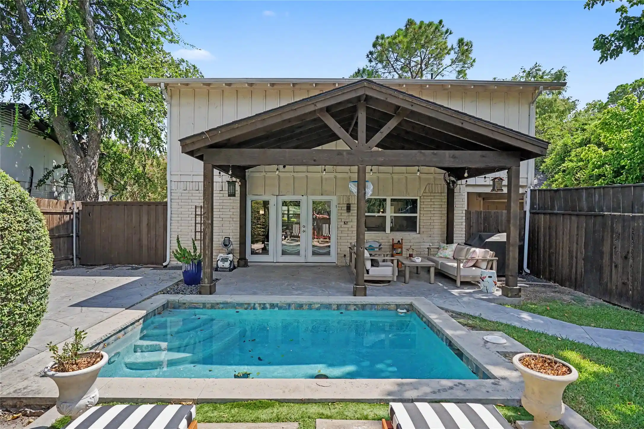 Photo 1 of Single family home for sale at 1605 Blake Dr, Richardson, TX 75081 | MLS# 21359249 | Listing updated on 2026-10-10