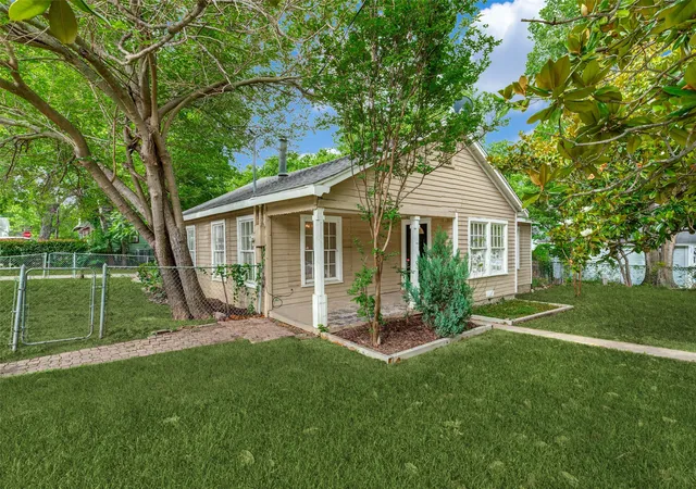Photo 1 of Single family home for sale at 901 W Virginia St, Mc Kinney, TX 75069 | MLS# 21359238 | Listing updated on 2026-08-14
