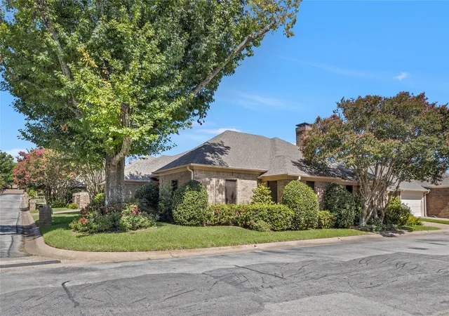 Photo 3 of Single family home for sale at 501 Hyde Park, Tyler, TX 75701 | MLS# 21359323 | Listing updated on 2026-10-07
