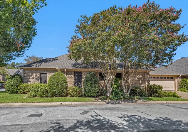 Photo 4 of Single family home for sale at 501 Hyde Park, Tyler, TX 75701 | MLS# 21359323 | Listing updated on 2026-10-07