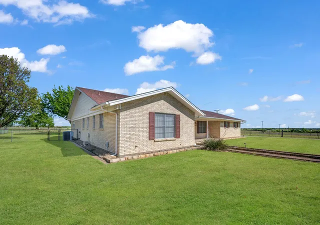 Photo 3 of Single family home for sale at 5108 Woodard Ave, Cleburne, TX 76033 | MLS# 21359325 | Listing updated on 2026-08-29